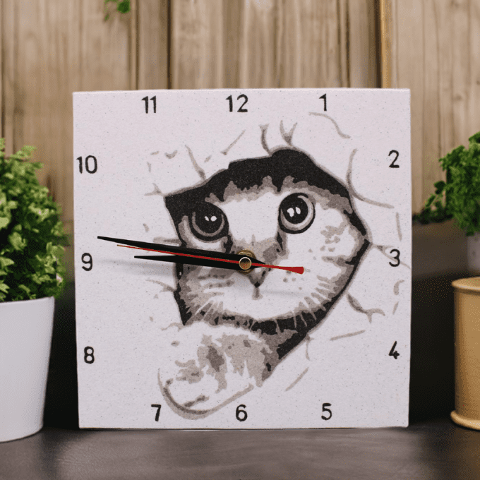 horloge murale originale chat qui sort du papier