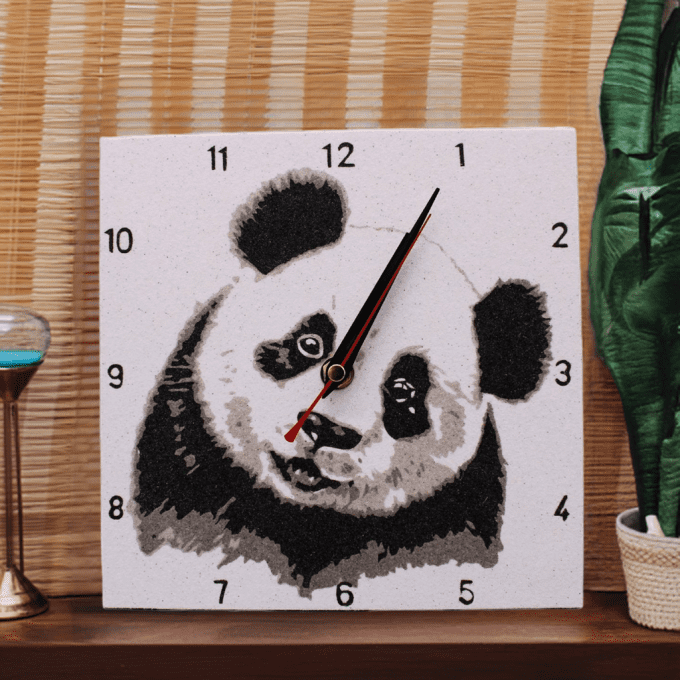 Horloge murale panda en sable – ambiance naturelle