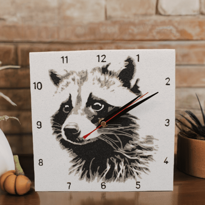 Horloge murale raton laveur noir et blanc déco rustique