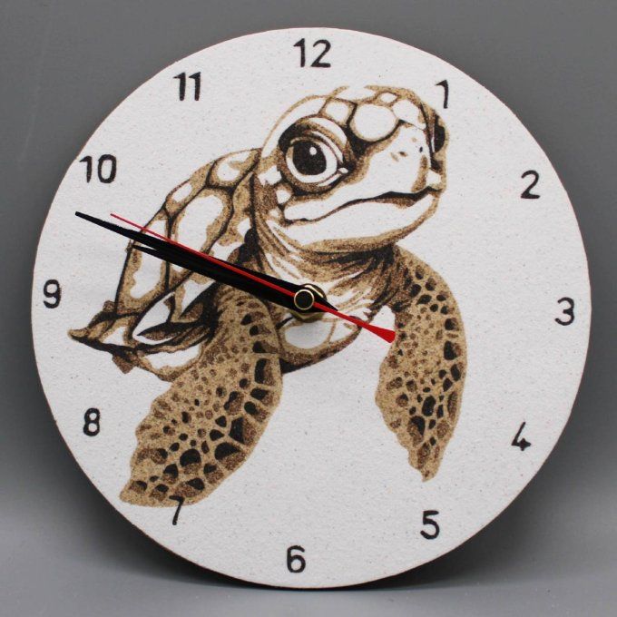 Horloge ronde « Baby Turtle » avec un bébé tortue de mer en sables marocains