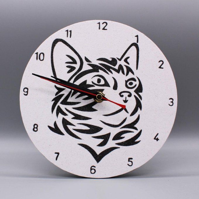 Horloge ronde « Poussy le chat » représentant un chat en style tribal, sable noir sur fond blanc