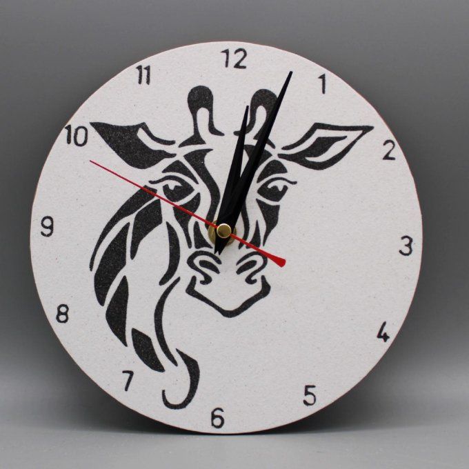 Horloge ronde « Girafe », tête de girafe stylisée en sable noir sur fond blanc