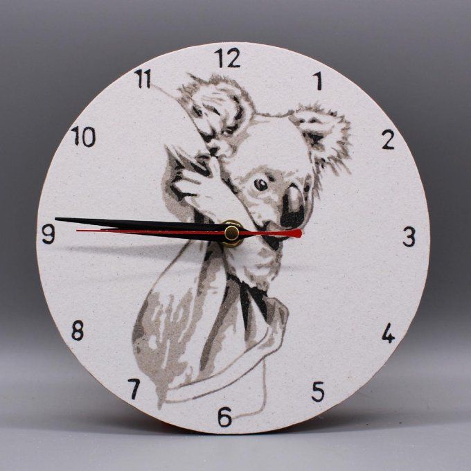 Horloge ronde « Koala attachant » avec un koala accroché à un drap, en nuances de gris