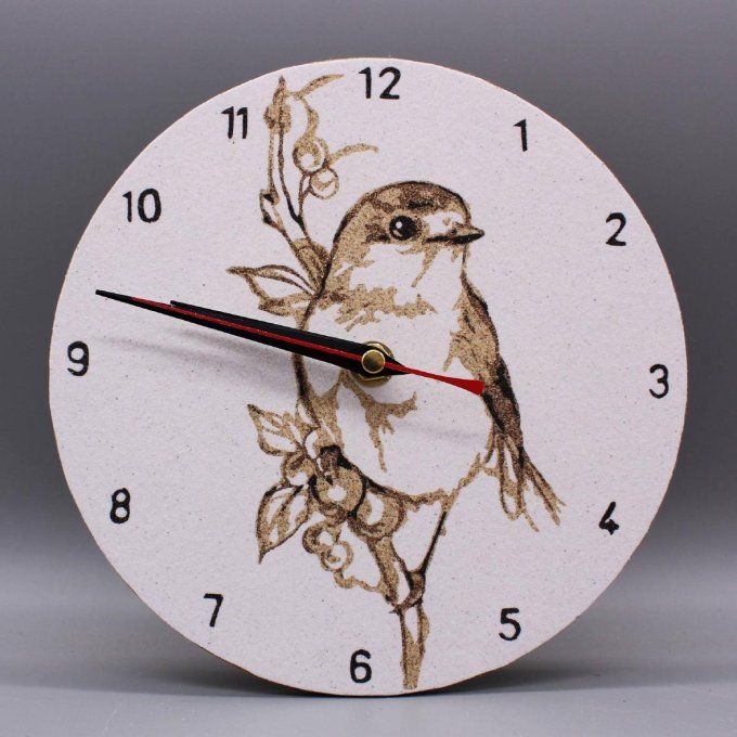 Horloge ronde « Moineau » représentant un oiseau posé sur une branche, en sables marocains