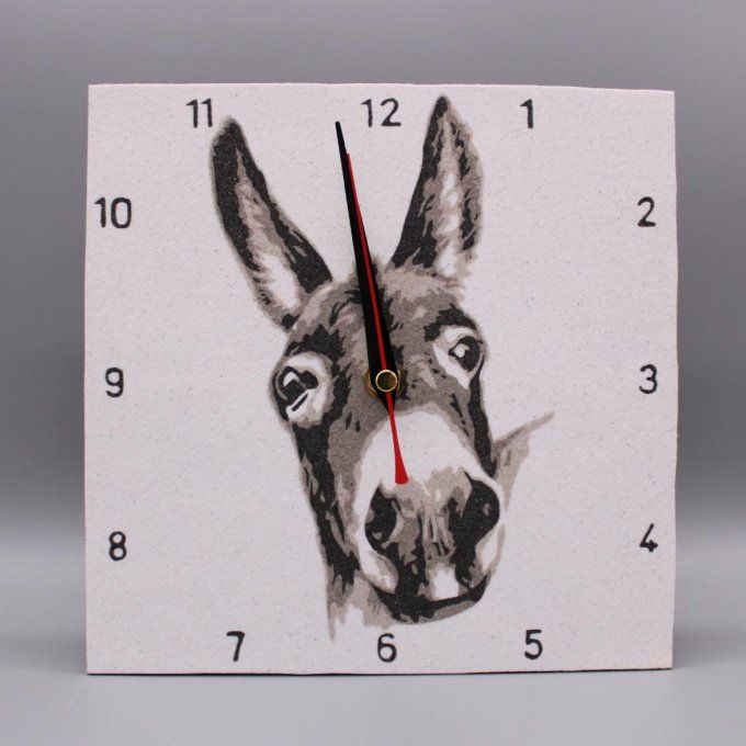 Horloge carrée « Ane doux » représentant la tête d’un âne en sable