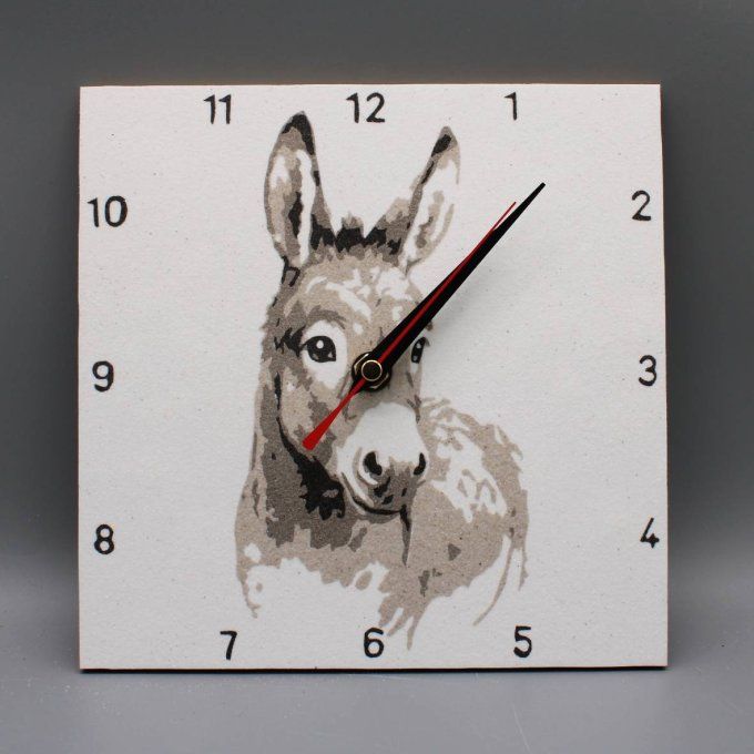 Horloge carrée avec un petit âne gris