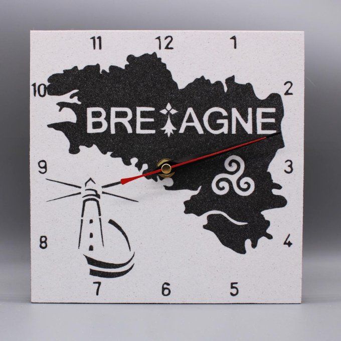 Horloge carrée « Bretagne » en sable noir, présentant phares, triskel et carte bretonne