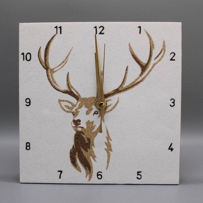 Horloge carrée « Cerf » en sables naturels et noir, vue de face