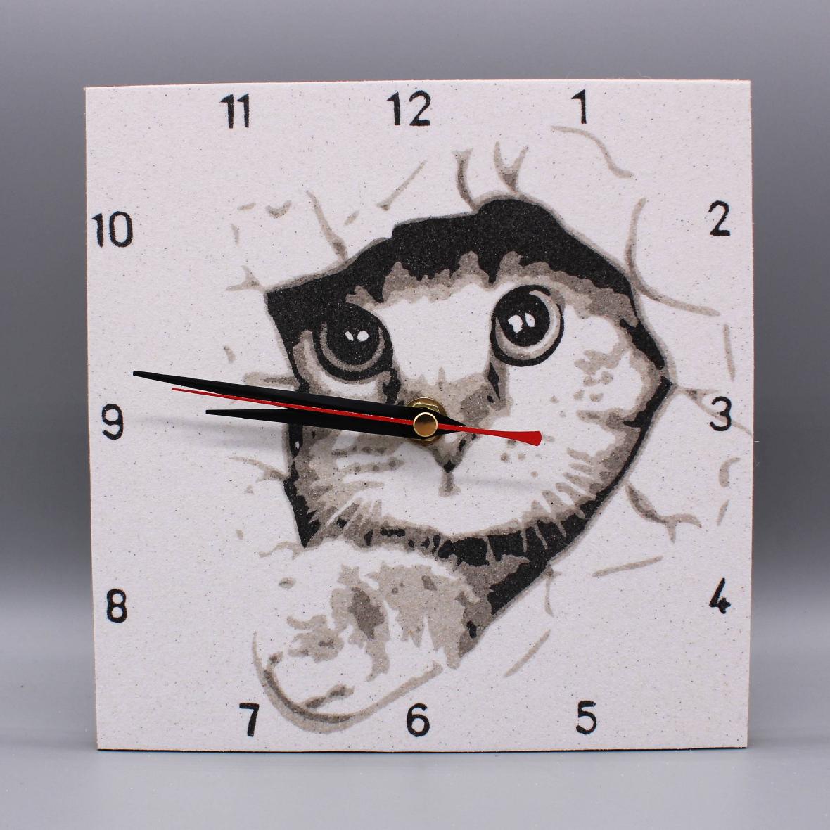 Horloge en sable - Chat gris qui traverse le papier