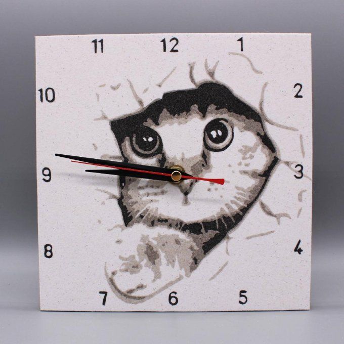 Horloge carrée « Chat gris qui traverse l’horloge » montrant un chat en trompe-l’œil