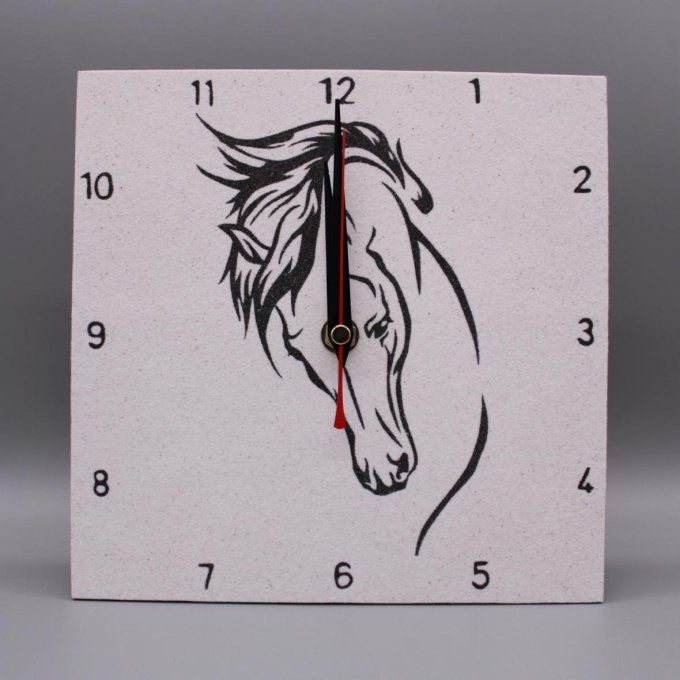 Horloge carrée « Zéphyr le cheval » en sable noir, style épuré