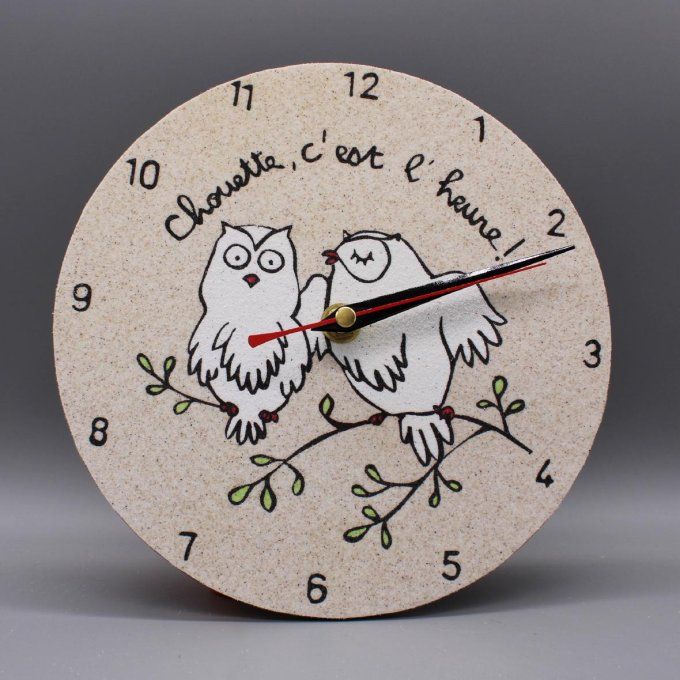 Horloge ronde « Chouette c’est l’heure » avec deux hiboux rigolos et texte humoristique