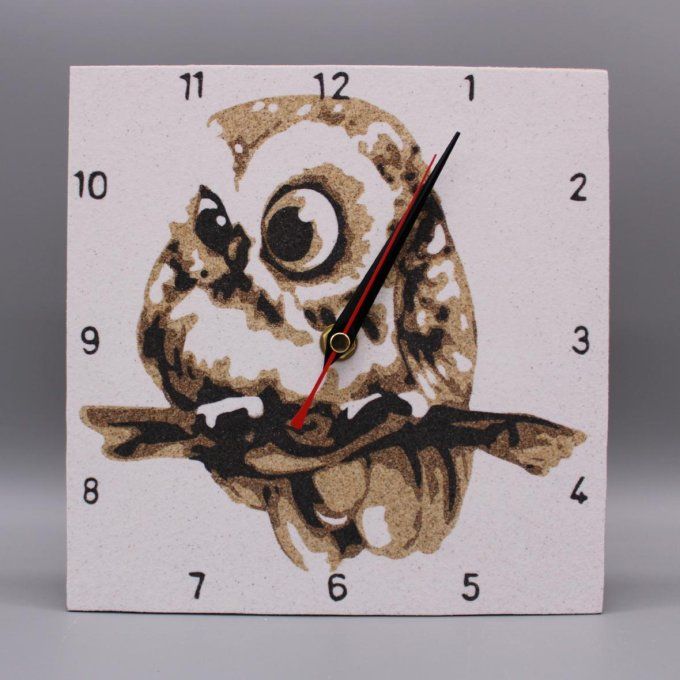 Horloge carrée « Chouette » en sables naturels, noir et blanc