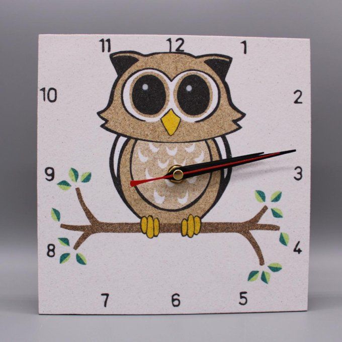 Horloge carrée « La Chouett’heure » représentant une chouette amusante en sable