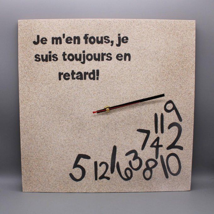 Horloge « Toujours en retard » avec chiffres tombés en bas et texte humoristique