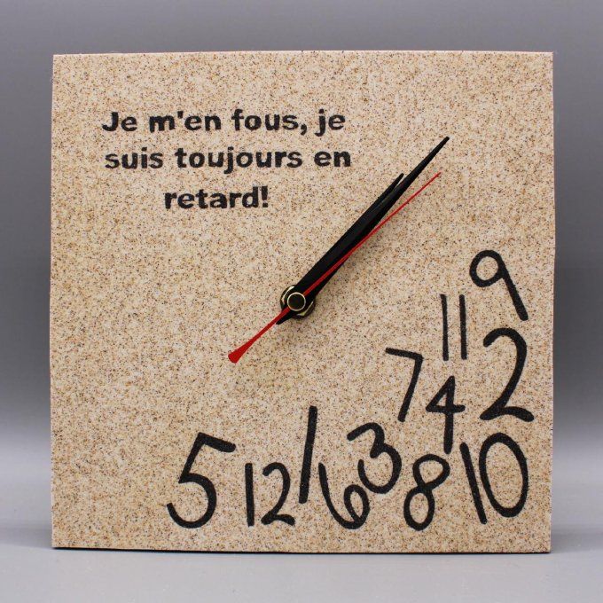 Horloge « Toujours en retard » avec chiffres tombés en bas et texte humoristique