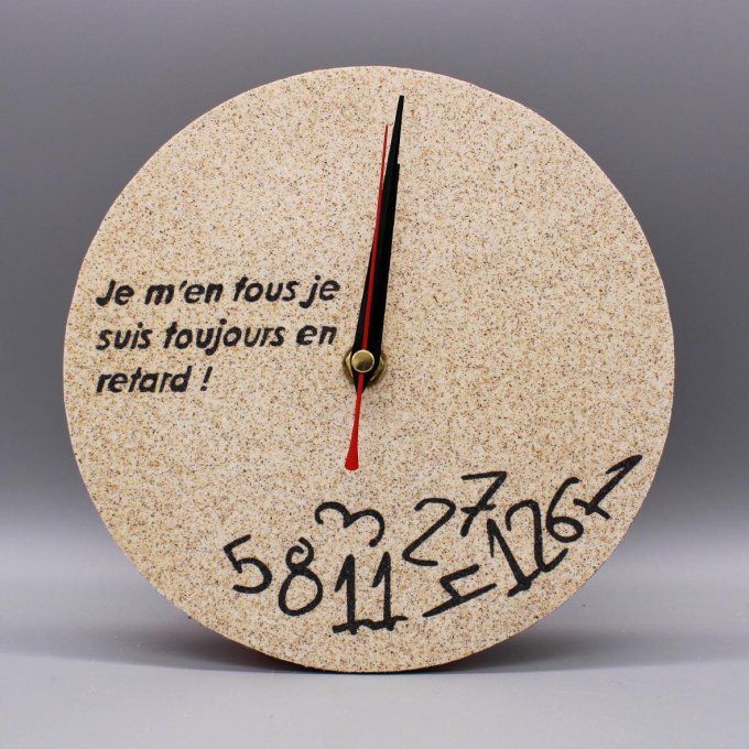 Horloge « Toujours en retard » avec chiffres tombés en bas et texte humoristique