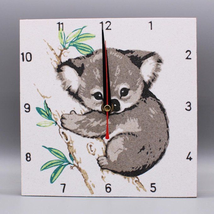 Horloge carrée « Koala », représentant un koala sur un tronc, en sables gris, noir, vert et marocain
