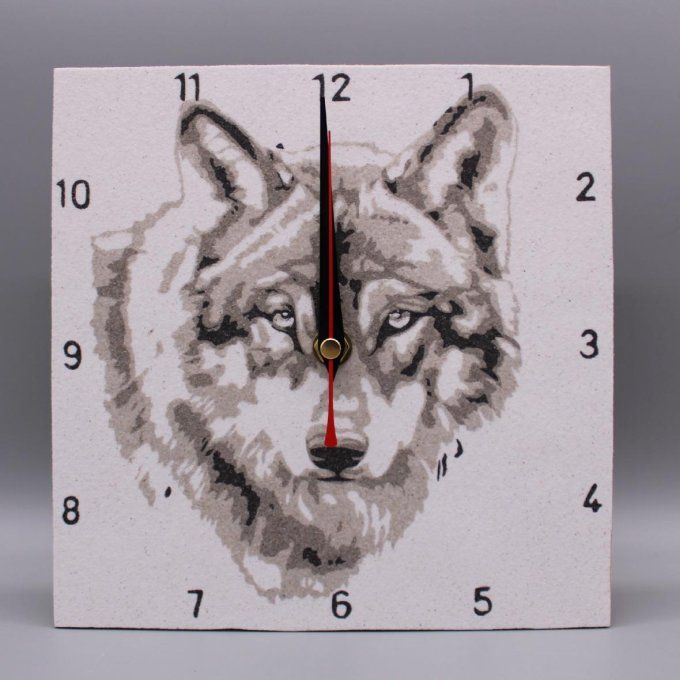 Horloge carrée « Loup gris » représentant la tête d’un loup en sables gris et noir