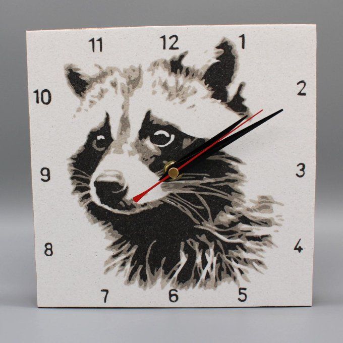 Horloge carrée « Raton laveur » en sable, tête de raton laveur en nuances de gris