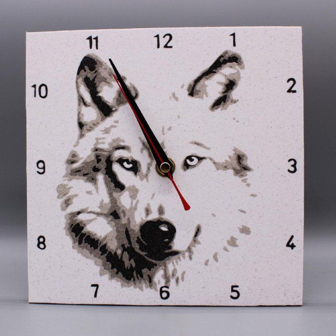 Horloge carrée « Regard de loup » avec le visage d’un loup en sables gris et noir