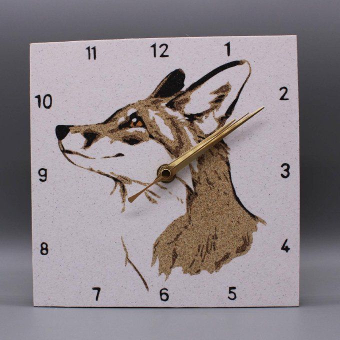 Horloge carrée « Renard » avec une tête de renard en sables naturels et colorés