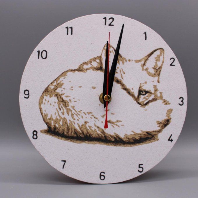 Horloge ronde « Renard » avec un renard couché en boule, réalisé en sables marocains
