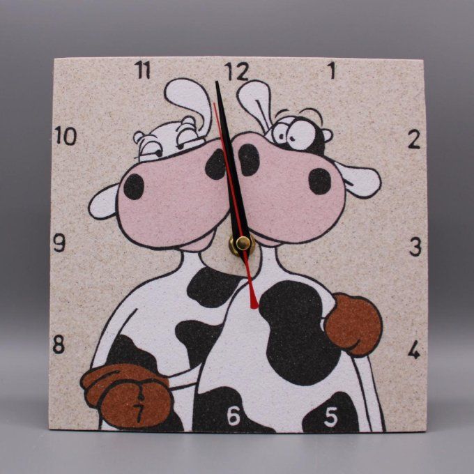 Horloge carrée « Amitié vache » avec deux vaches se tenant par l’épaule, sable noir, blanc, rose, br