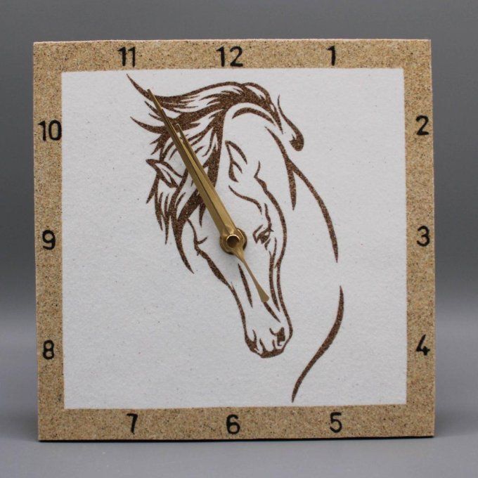 Horloge carrée « Spirit le cheval » : tête de cheval minimaliste, chiffres noirs dans un cadre de sa