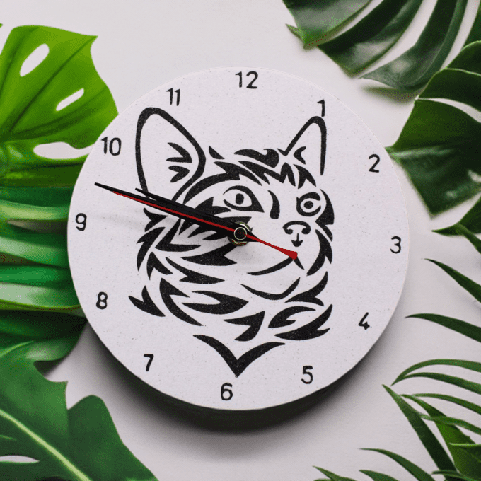 Horloge originale chat stylisé noir sur fond blanc