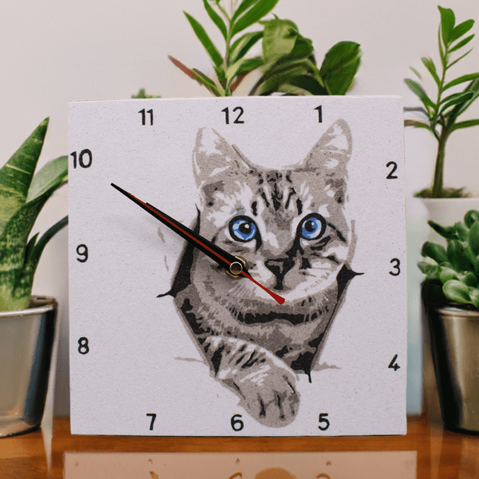 Horloge originale en sable – Chat aux yeux bleus – création murale féline faite main