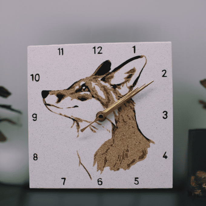 Horloge renard déco, sable fin et design sobre
