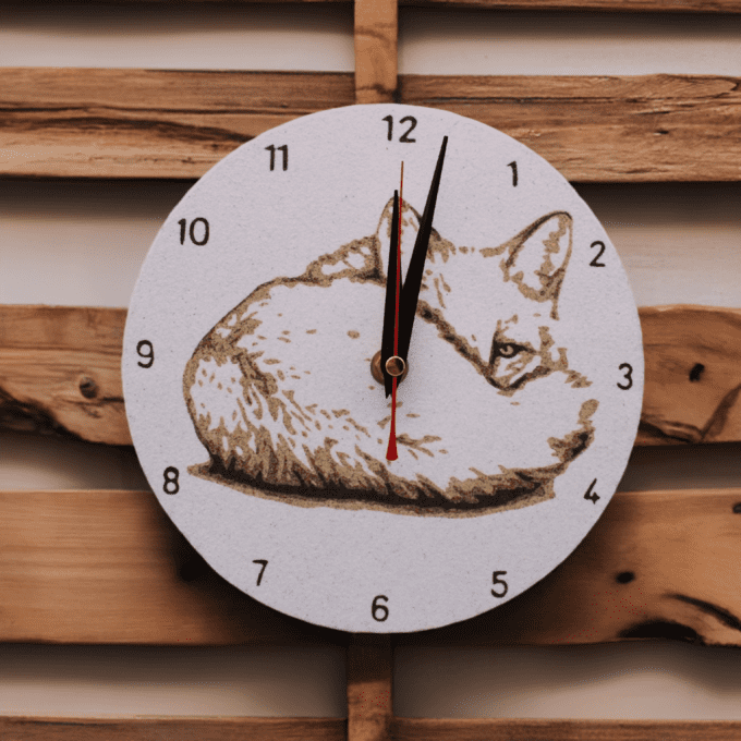 Horloge renard dormant style rustique bois clair