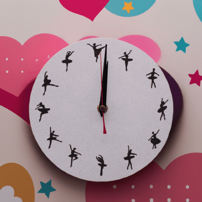 Horloge ronde avec silhouettes de ballerines – Déco artistique et poétique mur rose