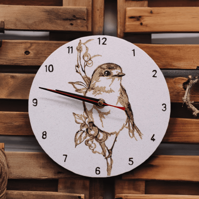 Horloge rustique avec illustration d’oiseau et fleurs