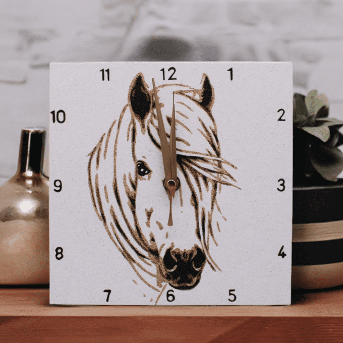 Horloge tête de cheval dessin ligne élégante