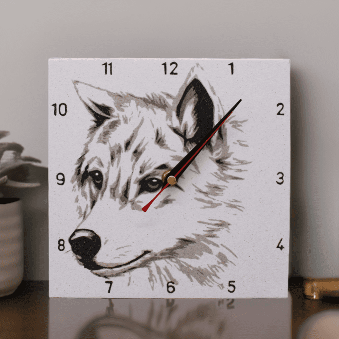 Horloge tête de loup minimaliste déco nature gris et blanc