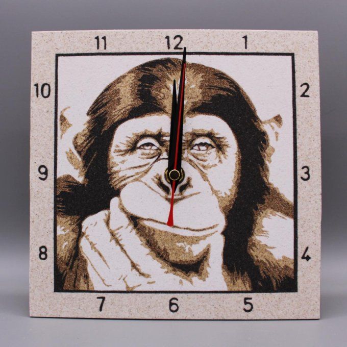 Horloge carrée « Chimpanzé penseur » montrant un singe se grattant le menton