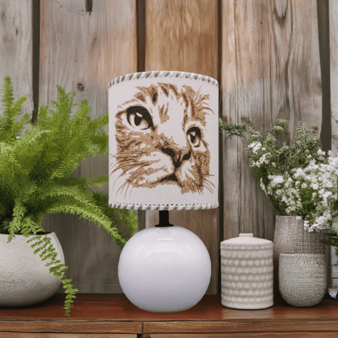 Lampe abat-jour chat dessin en sable fond bois clair