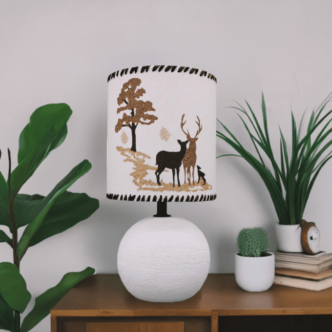 Lampe artisanale avec scène de cerfs en sable – décoration nature