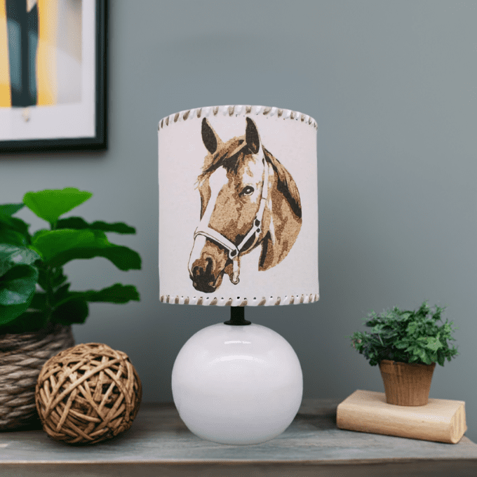 Lampe artisanale blanche – abat-jour motif cheval réaliste – décoration équestre naturelle