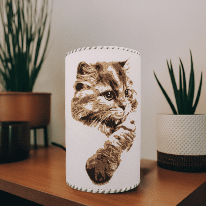 Lampe artisanale chaton réaliste – Décoration féline douce et naturelle