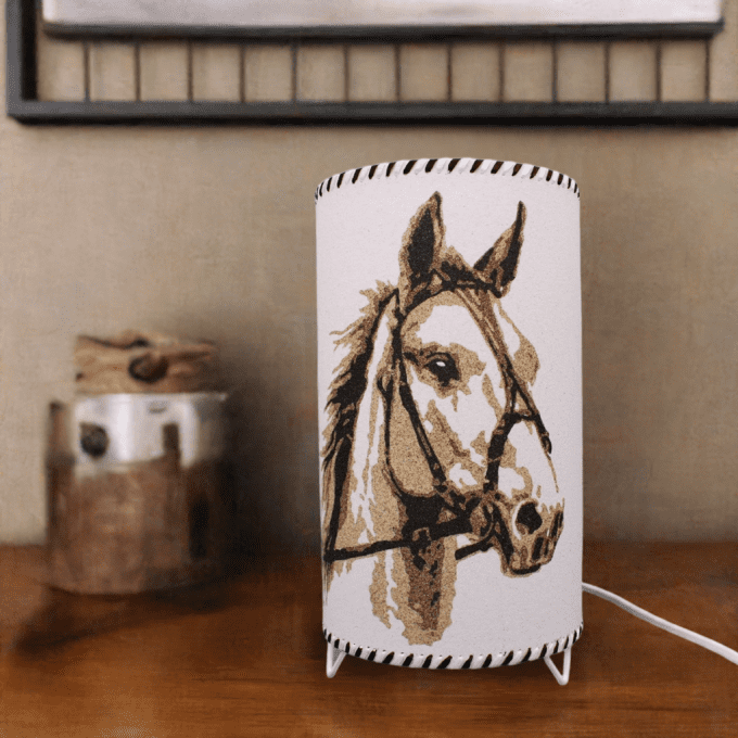 Lampe artisanale cheval en sable, décor naturel