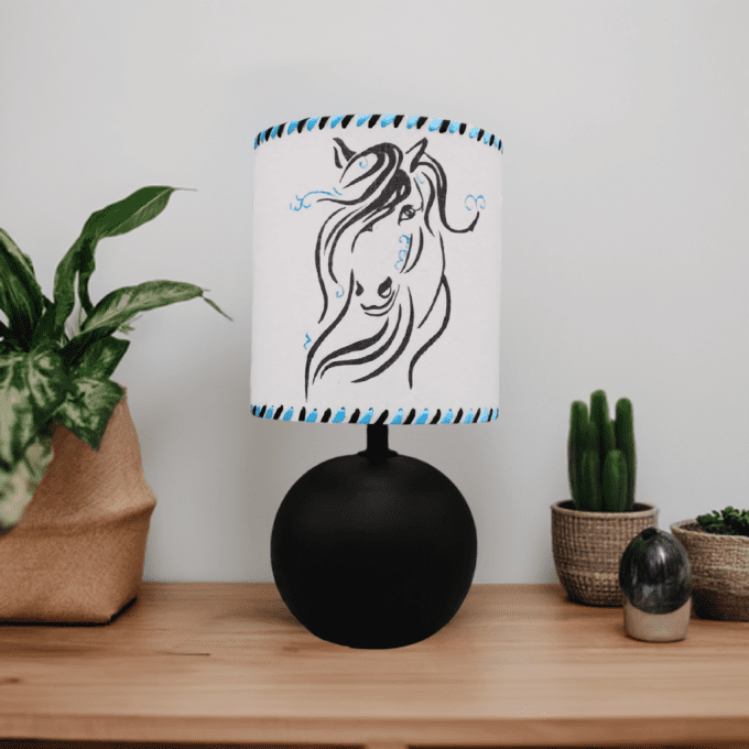Lampe artisanale cheval stylisé en sable – design noir et bleu – luminaire unique