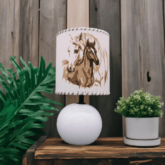 Lampe artisanale en sable avec chevaux – Déco rustique naturelle