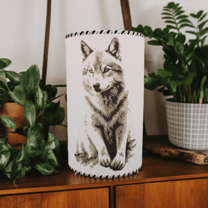 Lampe artisanale loup assis décoration rustique