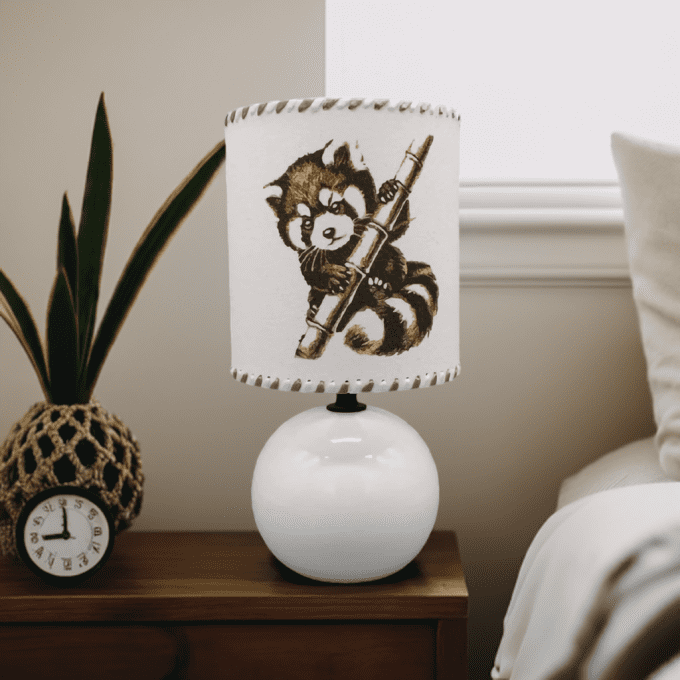 Lampe artisanale panda roux – abat-jour décor bambou, déco chambre enfant