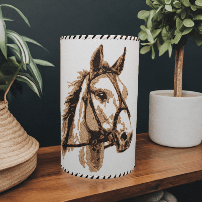 Lampe avec portrait de cheval réaliste – décoration équestre élégante