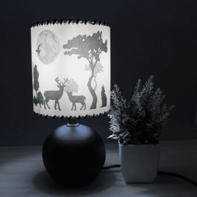 Lampe La forêt pied noir mat allumée