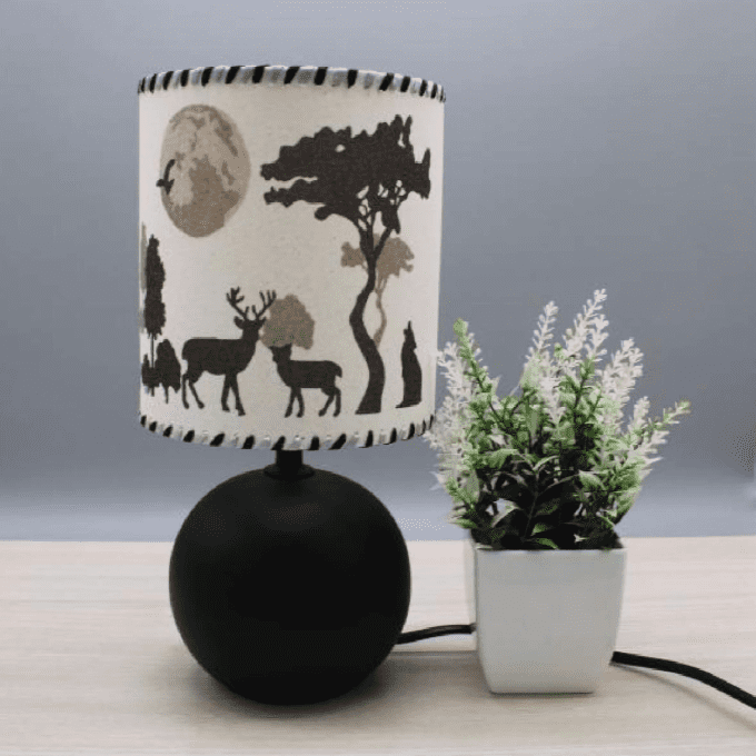 Lampe La forêt pied noir mat dans décor